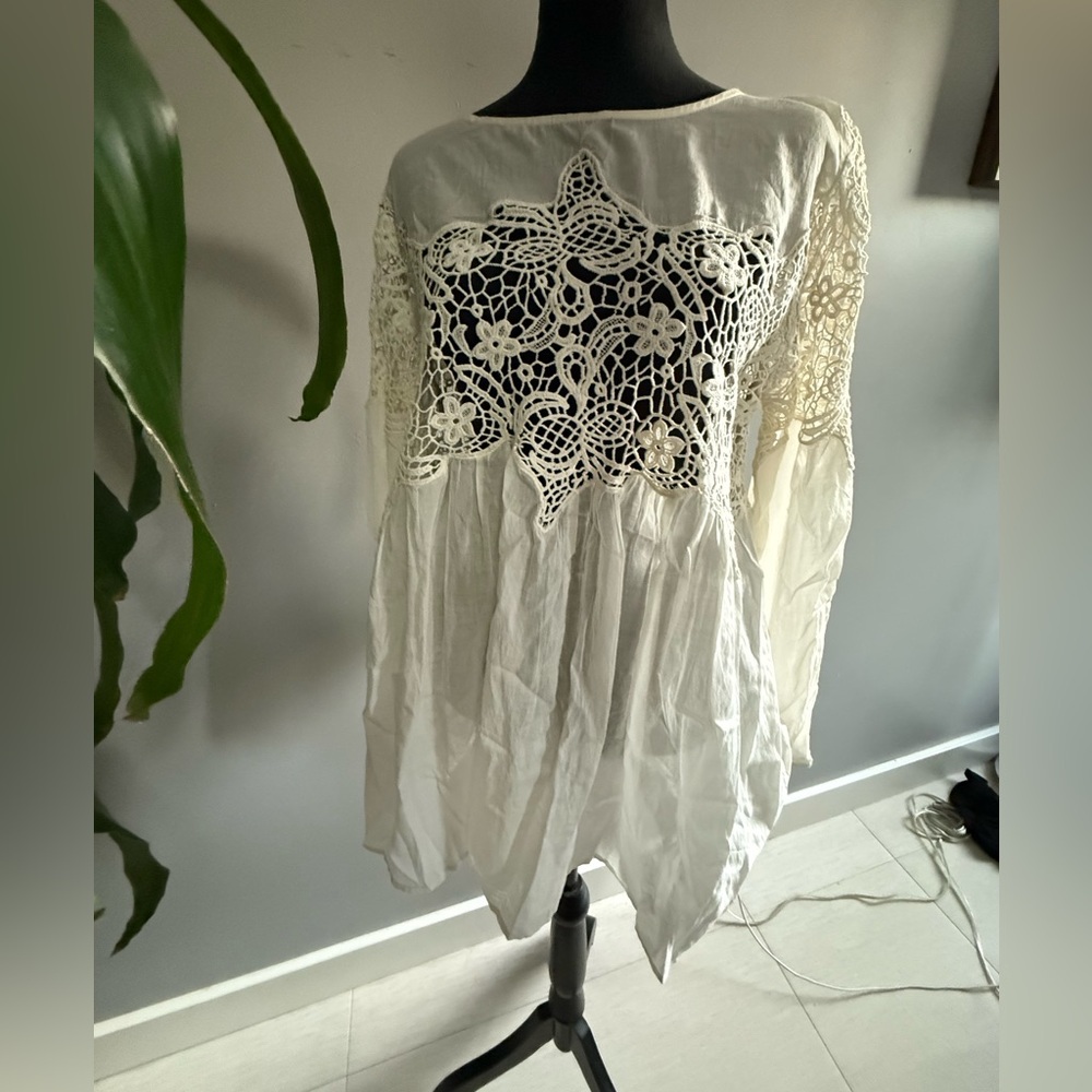 Velvet by Graham and Spencer Stunning Embroidered Lace Blouse